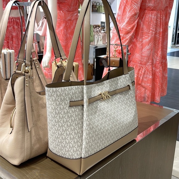 MICHAEL KORS
Reed Large Logo Shoulder Tote Bag
Camel Combo 
NWT - Picture 11 of 16